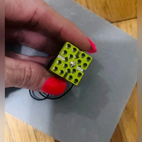 OFF-WHITE Arrow Play Ring In Silver Green - Picture 3 of 11